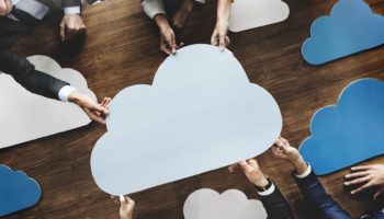 Gruppe von Menschen hält Wolke - Cloud Computing -Technologie - Zusammenarbeit - Brainstorming