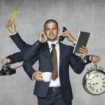 Geschäftsmann übt mehrere Tätigkeiten gleichzeitig aus - Multitasking - Kommunikation