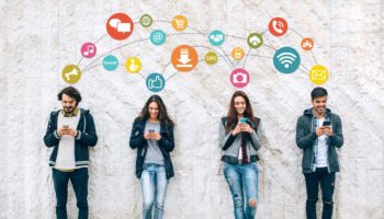 Vier Menschen kommunizieren über ihr Smartphone - Soziales Netzwerk - Internet - Kommunikation